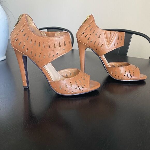 Tan Open toe perforated 4” heels 6M - Picture 2 of 7